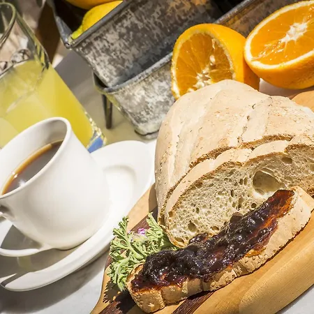 The Olive Yard 아파트호텔 기티오